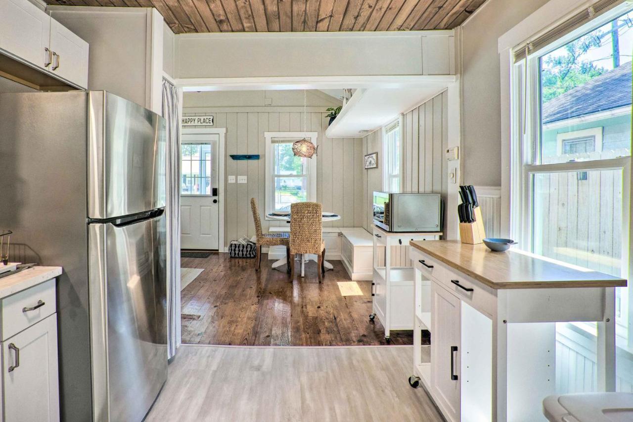 Chic Cottage With Private Yard Steps To Beach! كولونيال المظهر الخارجي الصورة
