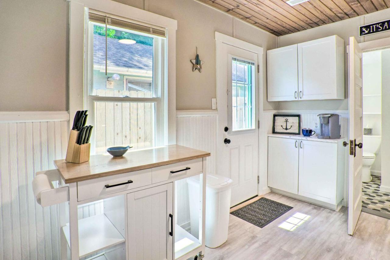 Chic Cottage With Private Yard Steps To Beach! كولونيال المظهر الخارجي الصورة