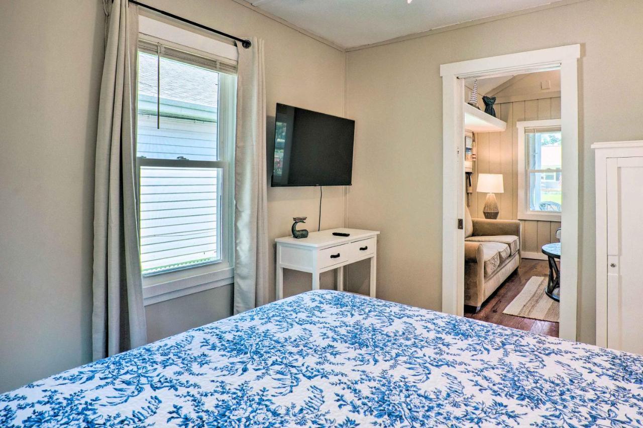 Chic Cottage With Private Yard Steps To Beach! كولونيال المظهر الخارجي الصورة
